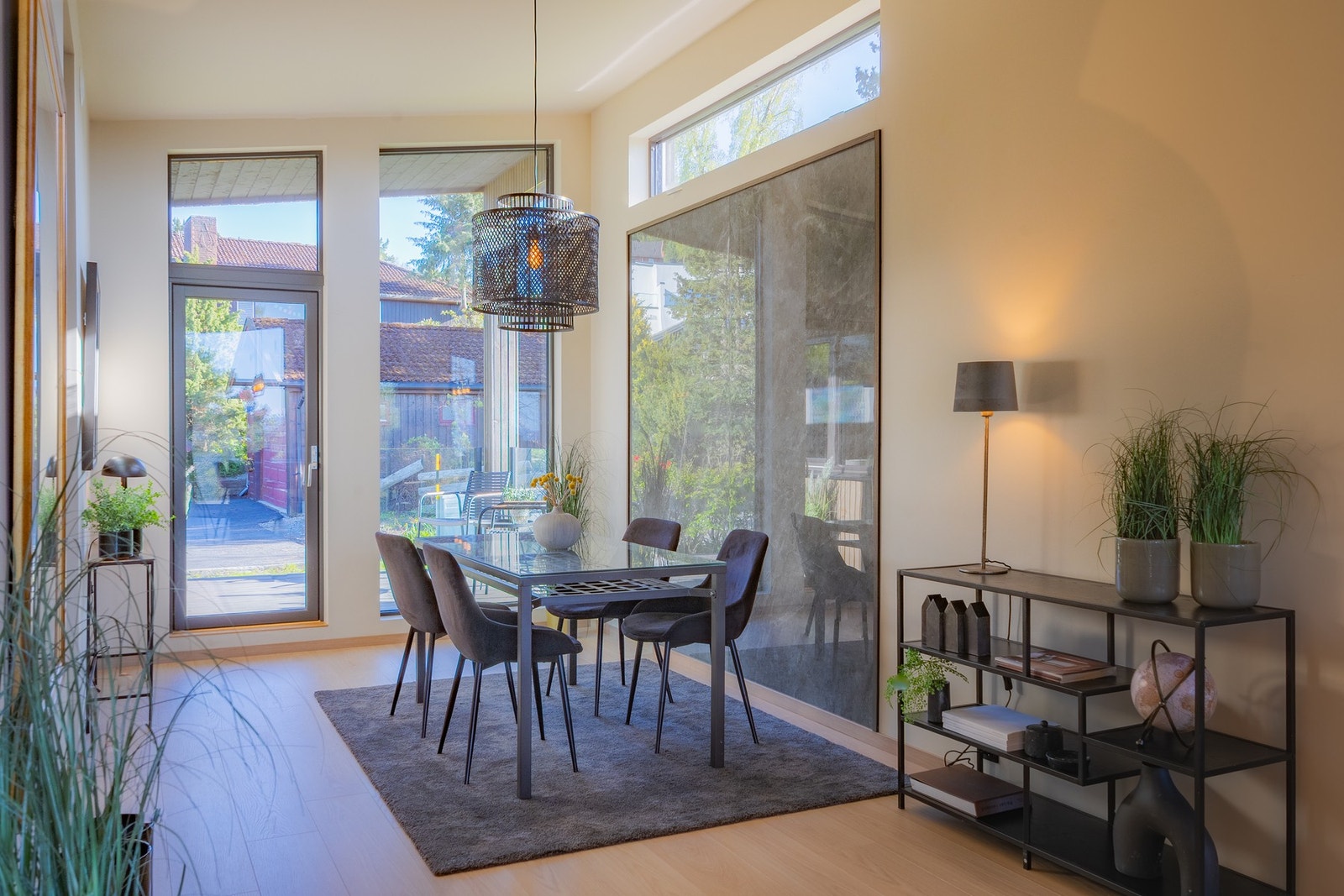 Legg merke til 120x240 cm fliser på vegg. Fra spisestuen er det utgang til terrasse. Galleribilde