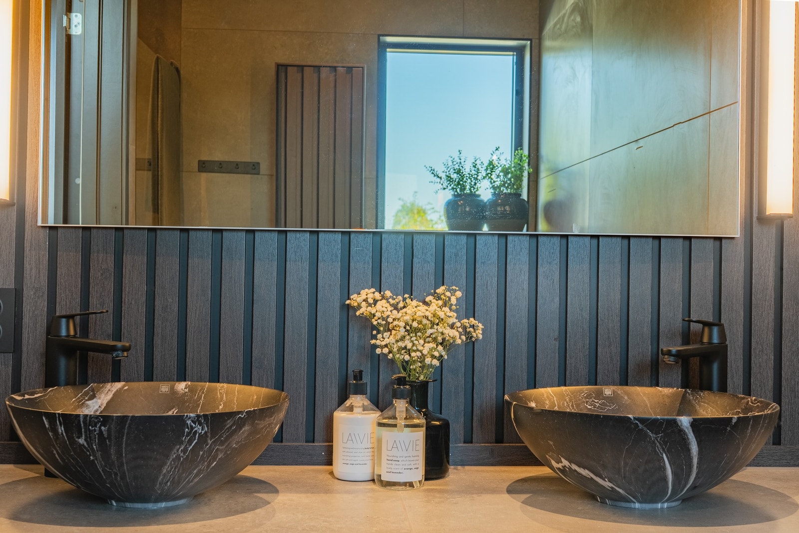 Flott dobbelservant med stort speil og belysning på begge sider. Galleribilde