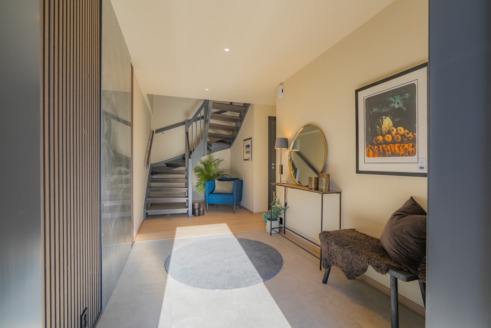 Også nede i 1. etasje er det innslag av spiler og store 120x240-fliser på vegg. Lavtbyggende ELKO Plus stikkontakter og brytere/dimmere går også igjen i hele boligen. Galleribilde