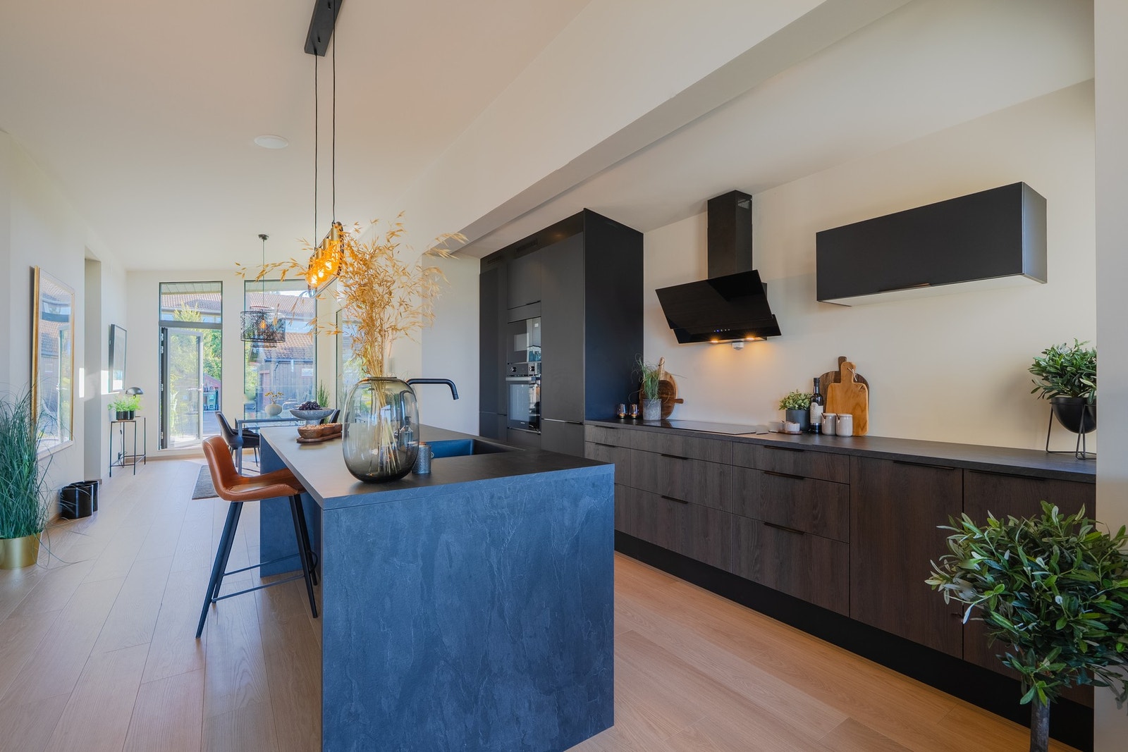 Det er gjennomgående 1-stavs gulv i boligen. Store vindusflater i begge ender av rommet gir et herlig gjennomlys. Galleribilde