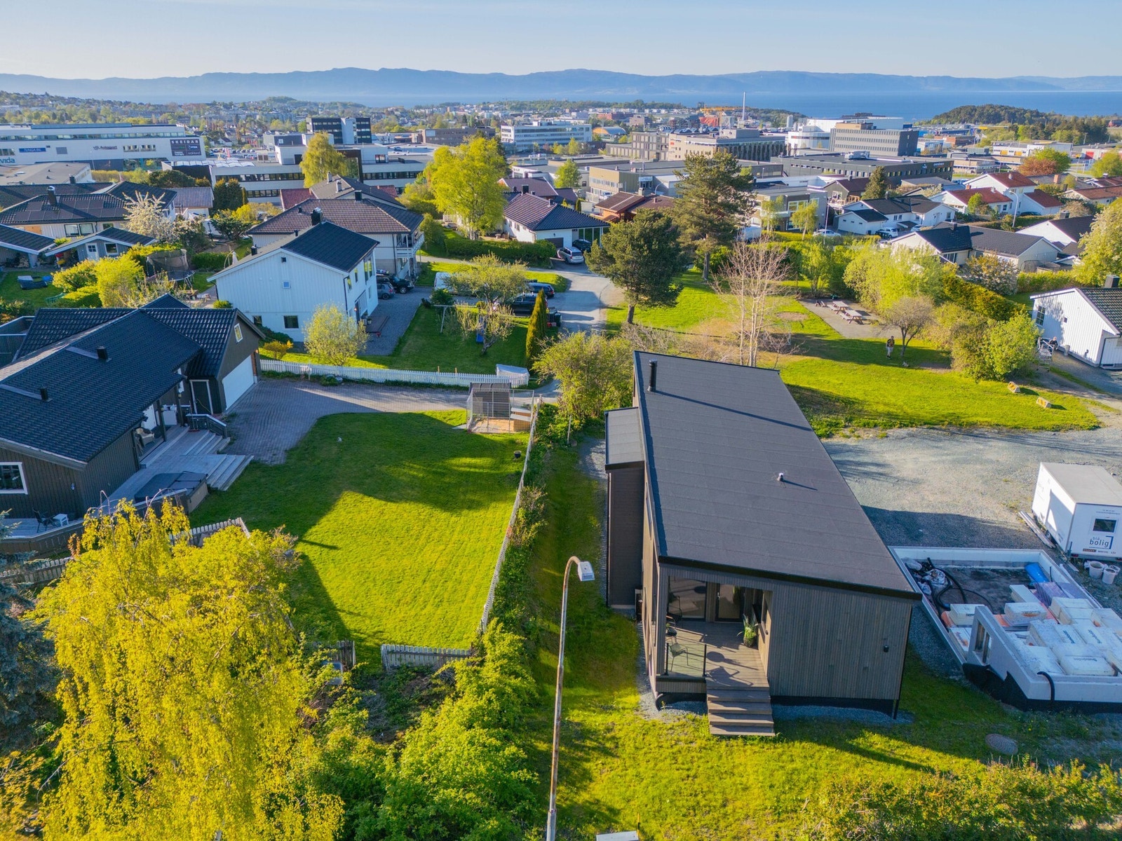 Oversiktsbilde. Boligen ligger innerst i blindvei og grenser mot friområde. Galleribilde