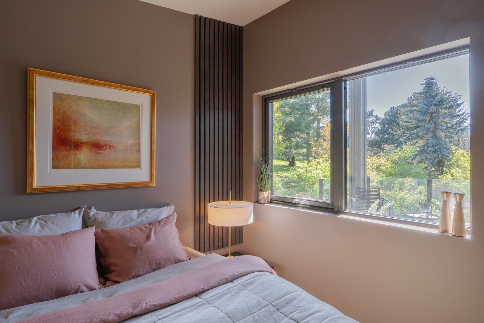 Utsikt mot terrasse på sørsiden av huset. Galleribilde