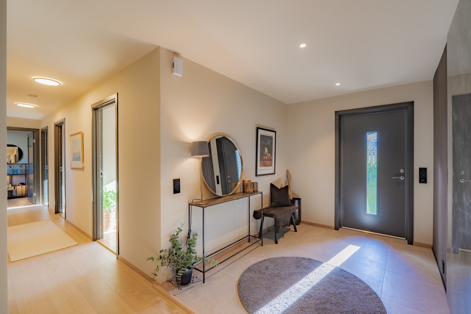 Flislagt inngangsparti med gulvvarme. God plass til garderobeløsninger. Galleribilde