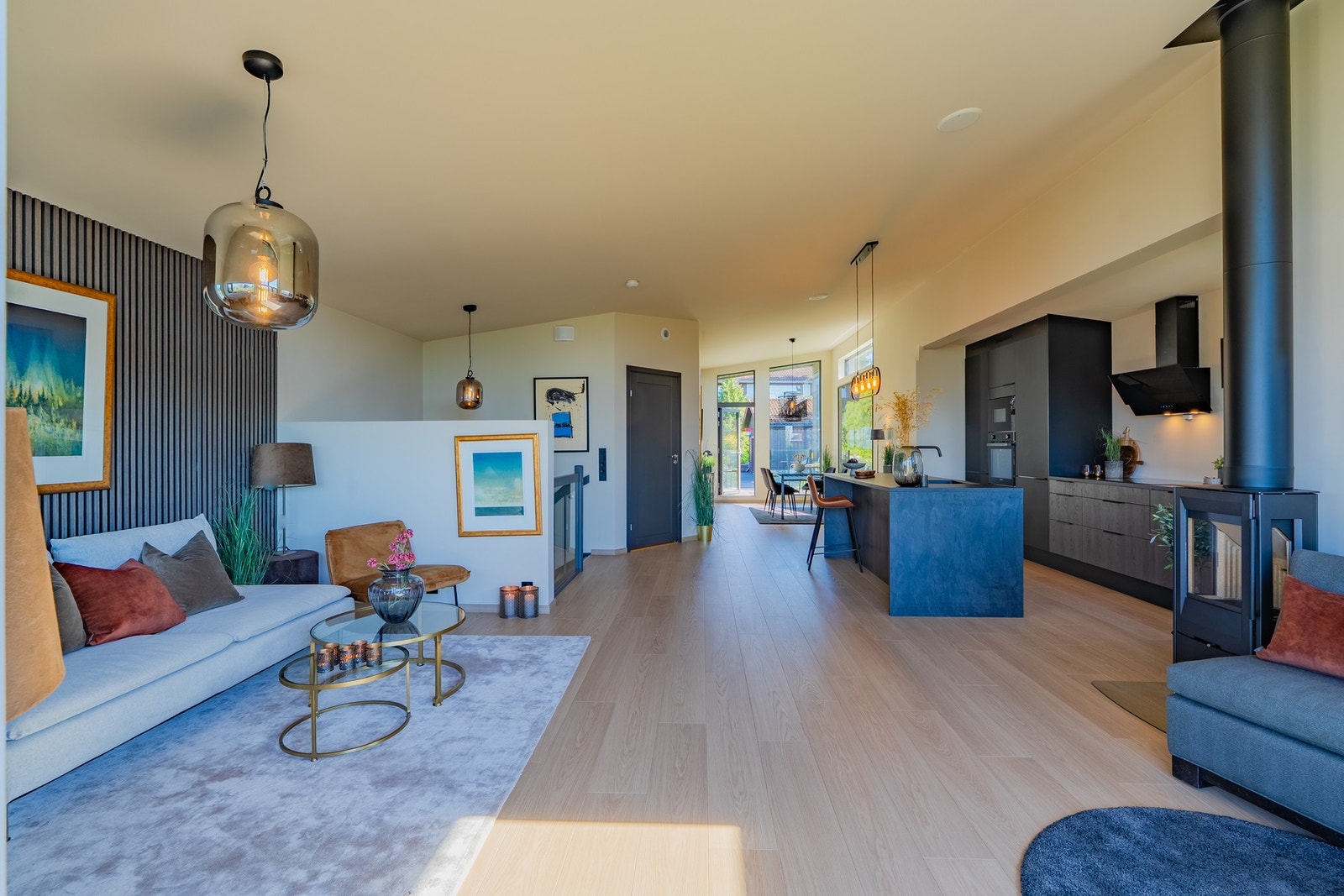 Boligen er nyoppført i 2024 og holder en gjennomgående høy standard. Mange vil sette pris på å ha peisovn i stua. Galleribilde