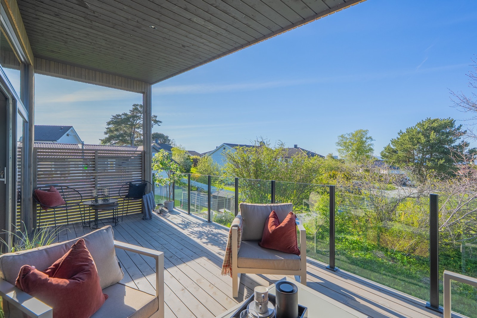 Her har du god plass til utemøblement og grill, og solen nyter du på ettermiddag og kveld på sommerstid. Galleribilde