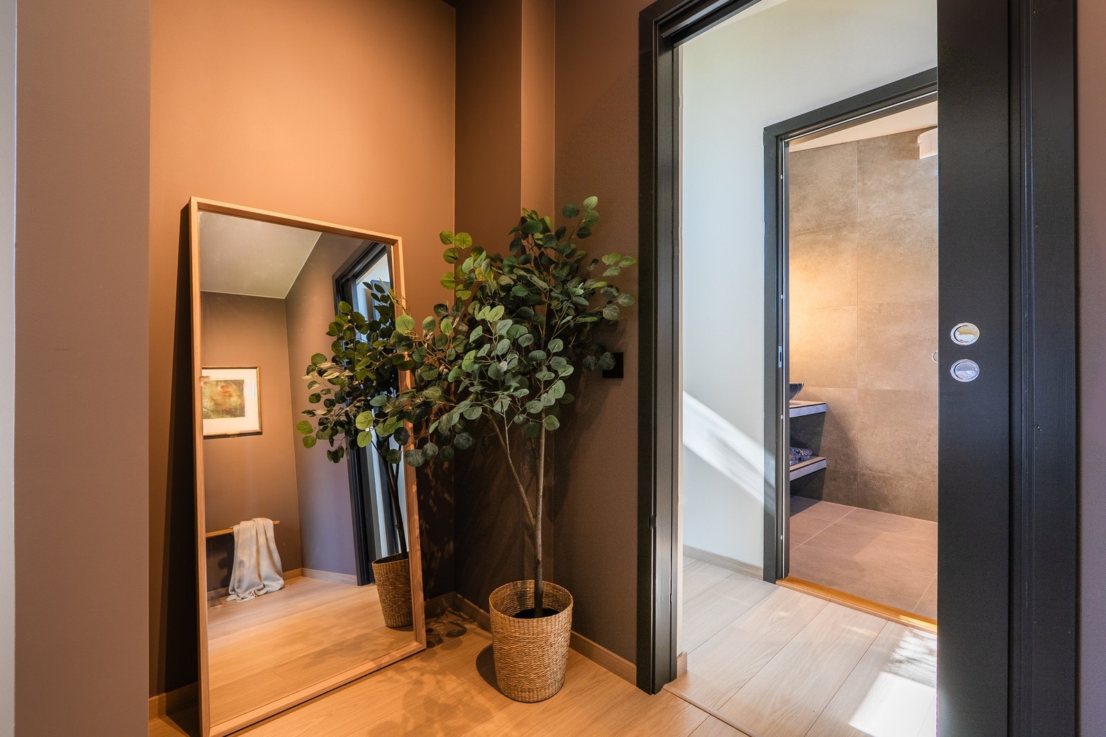 Fra badet har man kort vei til hovedsoverommet som ligger rett på andre siden av gangen. Galleribilde