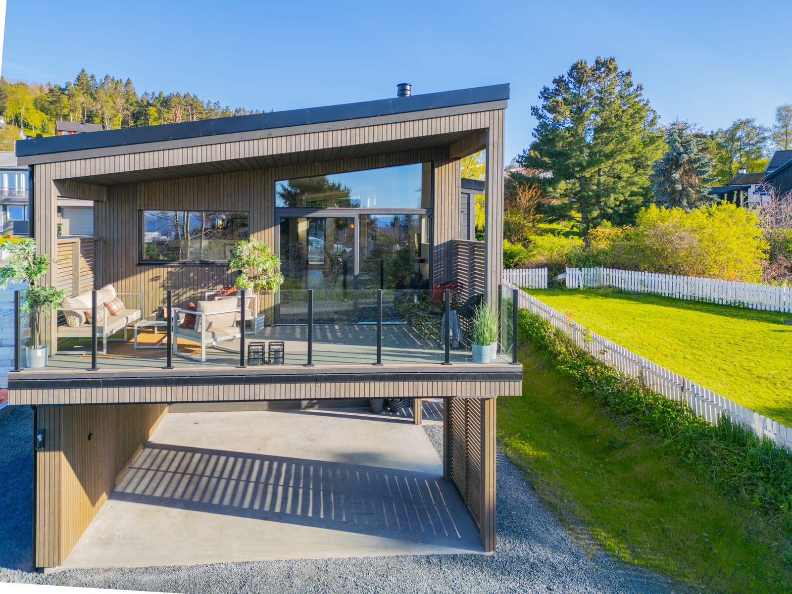 Lagringsplass i både carport/garasje, innvendig og utvendig bod. Galleribilde