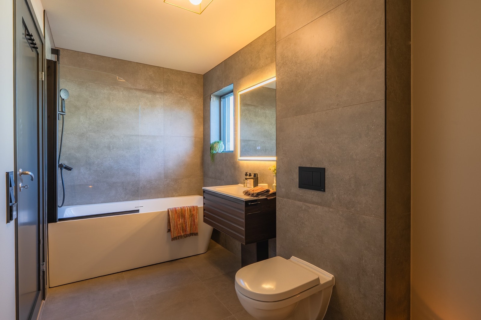 I 1. etasje finner du boligens andre bad som er på hele 7,5 kvm. Galleribilde