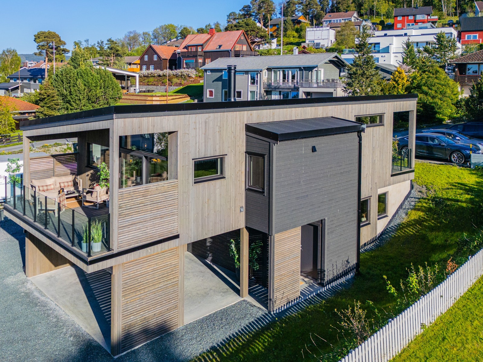 Fasadebilde. Dagens carport vil bli oppgradert til dobbelgarasje før overtakelse, og er inkludert i prisen. Galleribilde