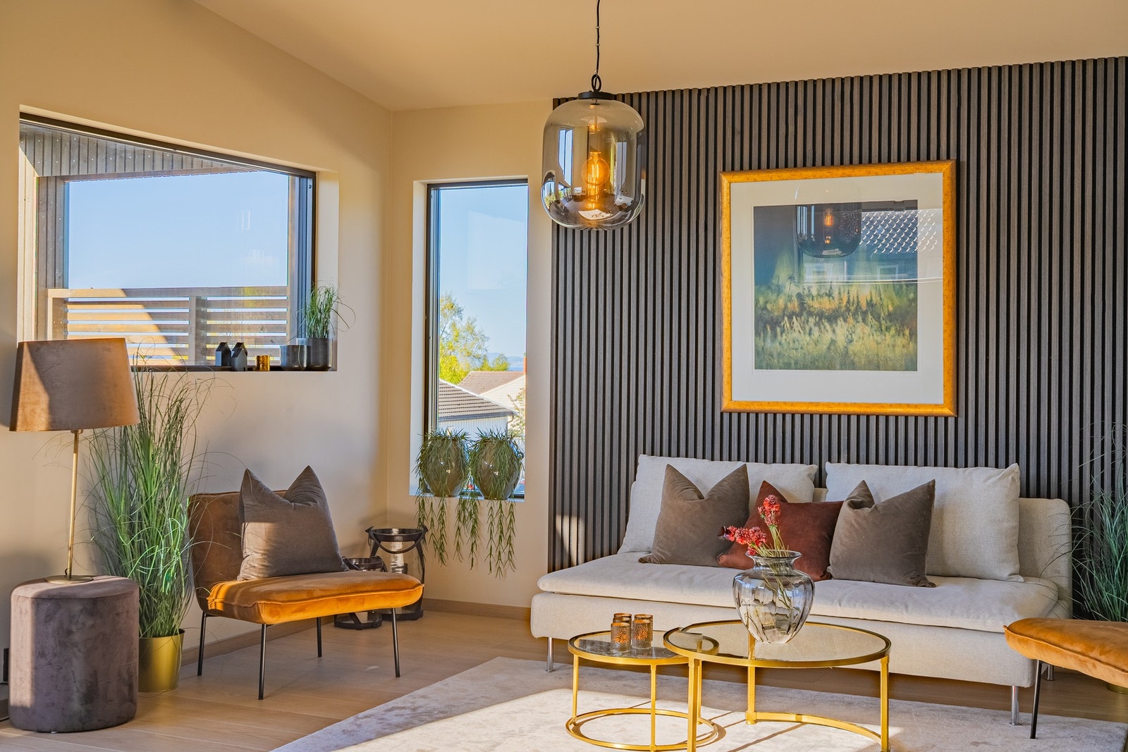 Spilevegger og listefrie vinduskarmer er gjentagende i boligen. Galleribilde