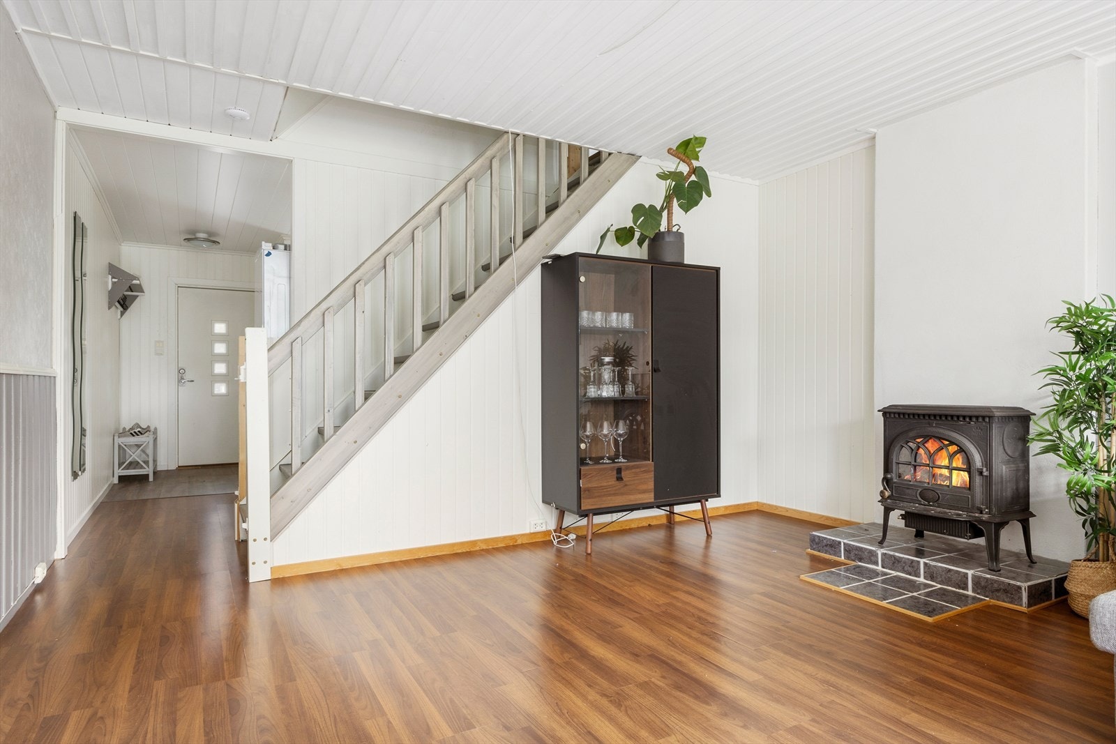 Trapperom og vindfang. Trappen fører opp til loft med mellomgang, 3 soverom og bad/wc. Galleribilde