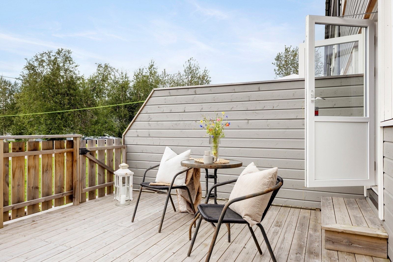 Lun og koselig terrasse på ca. 15 m2. med høye levegger som gir skjermet innsyn. Galleribilde