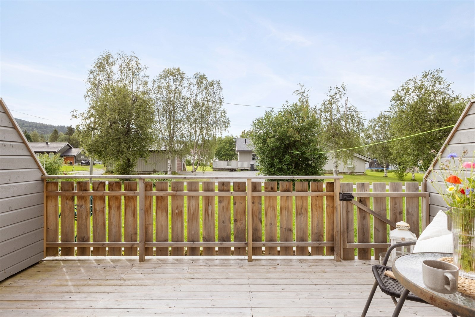 Tilnærmet flat plen i tilknytning terrassen. Galleribilde