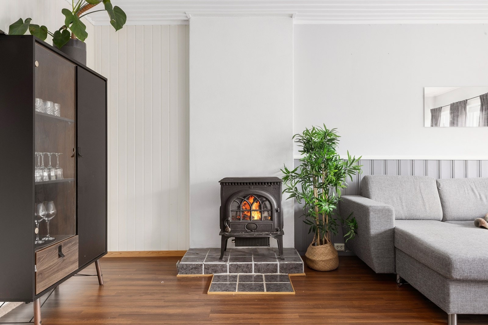 Boligen blir varmet opp med vedfyring og annen elektrisitet. Galleribilde