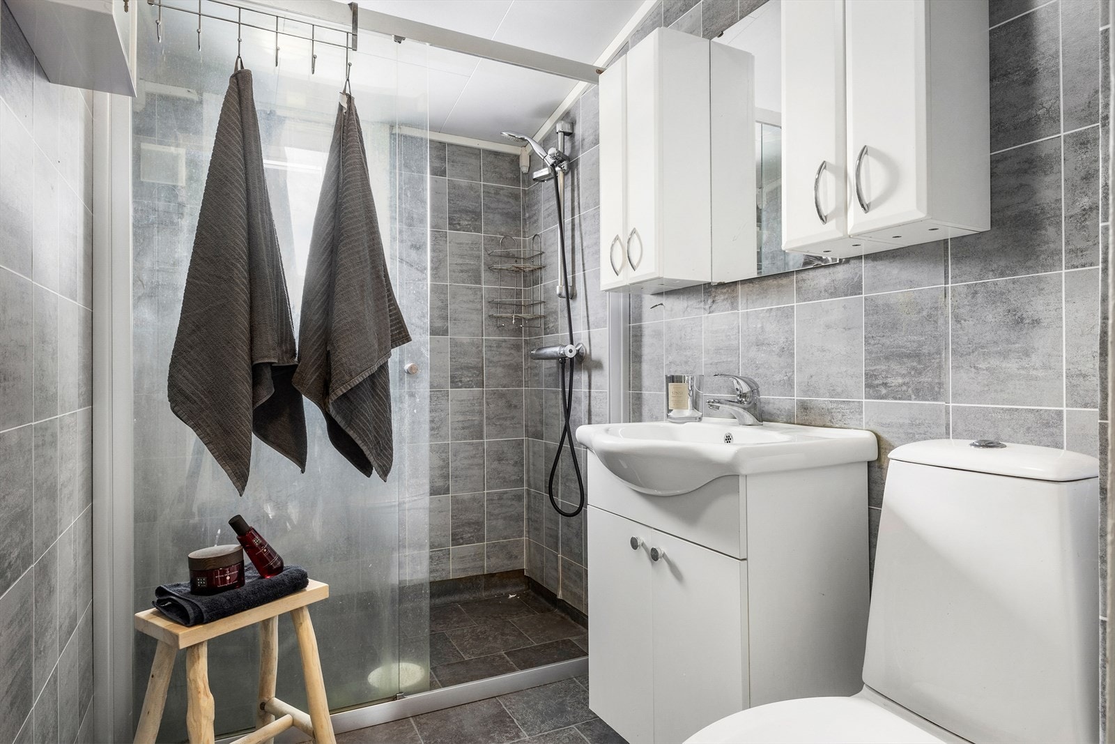 Badet ligger i loftsetasjen og er innredet med dusjnisje, baderomsinnredning og gulvmontert toalett. Galleribilde