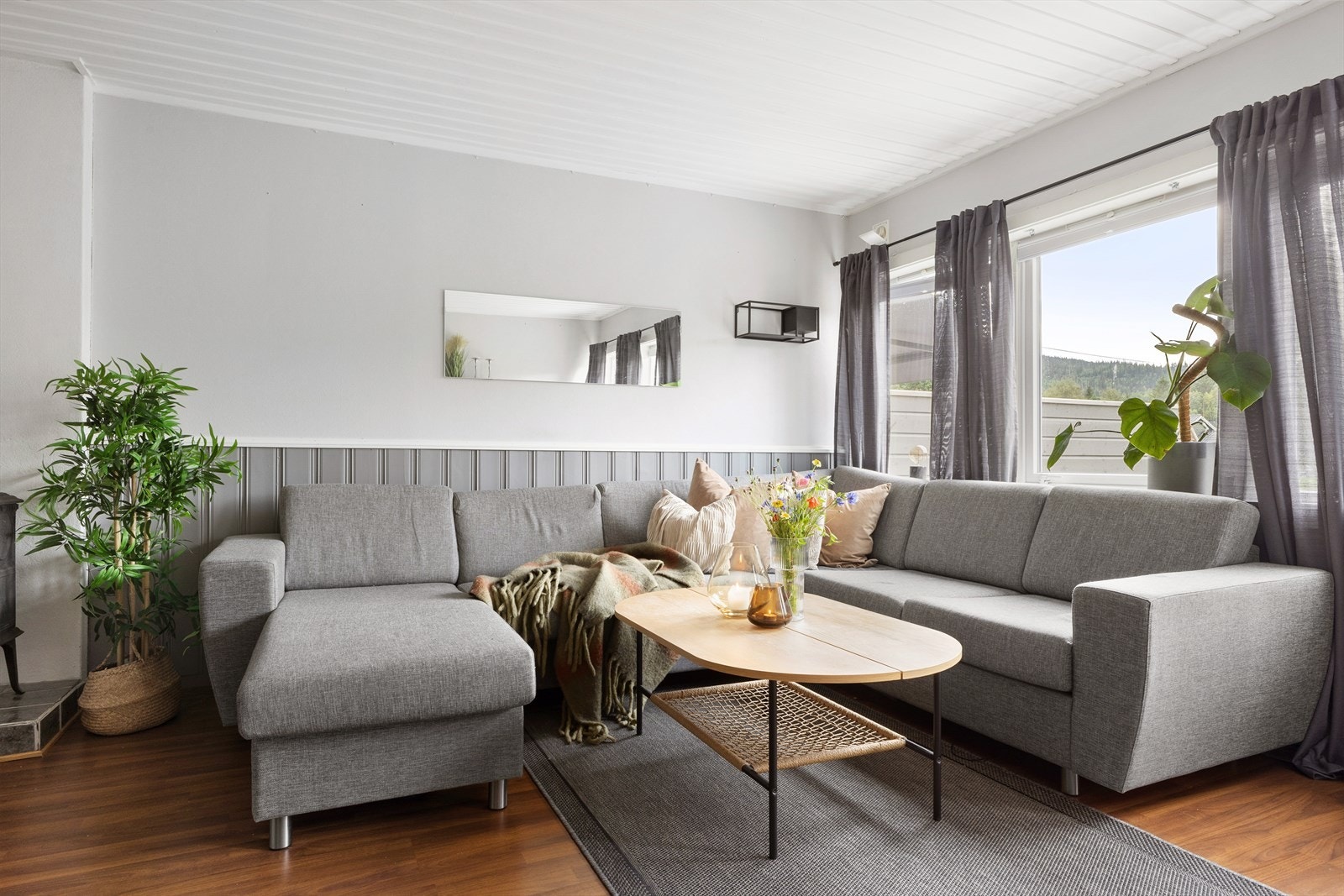 Romslig stue med plass til både salong, spisestue og godstoler om du ønsker det. Det er direkte utgang til terrasse. Galleribilde