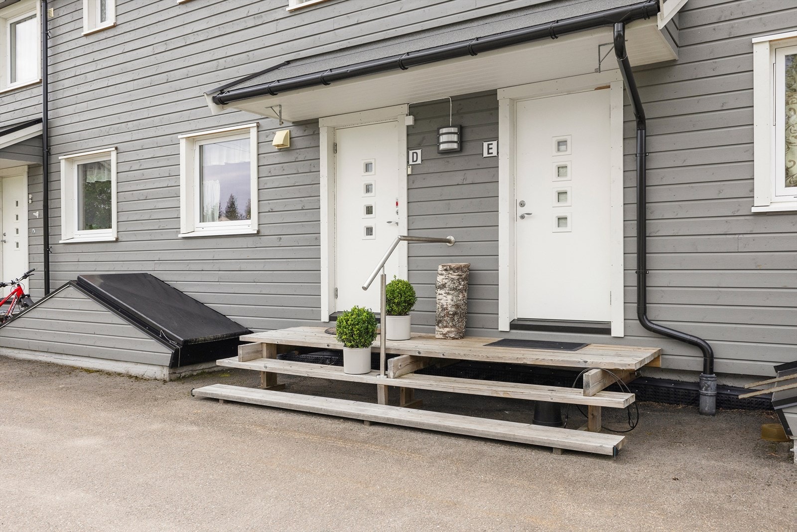 Parkering på oppstillingsplass utenfor boligen og i garasjerekke. Galleribilde