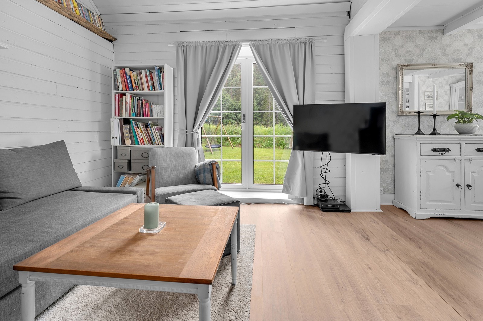 Fra stuen er det utgang til terrasse og hage Galleribilde