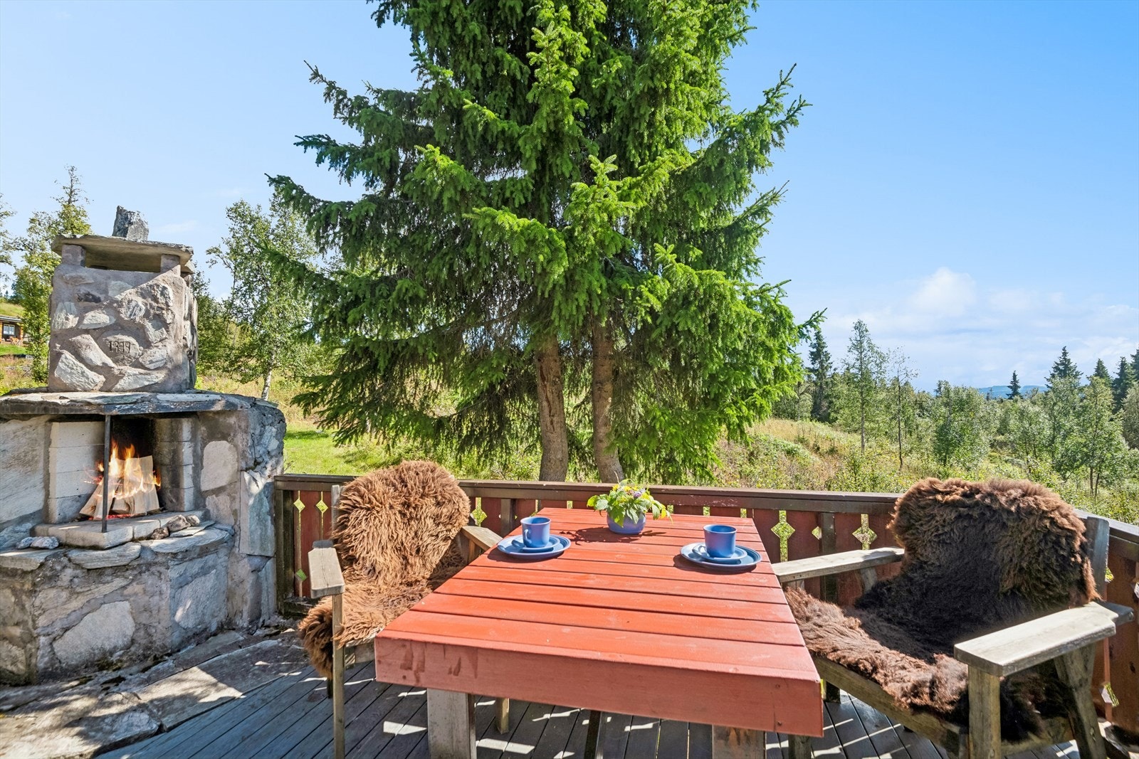 Plassmurt utepeis som gir ekstra hygge. Galleribilde