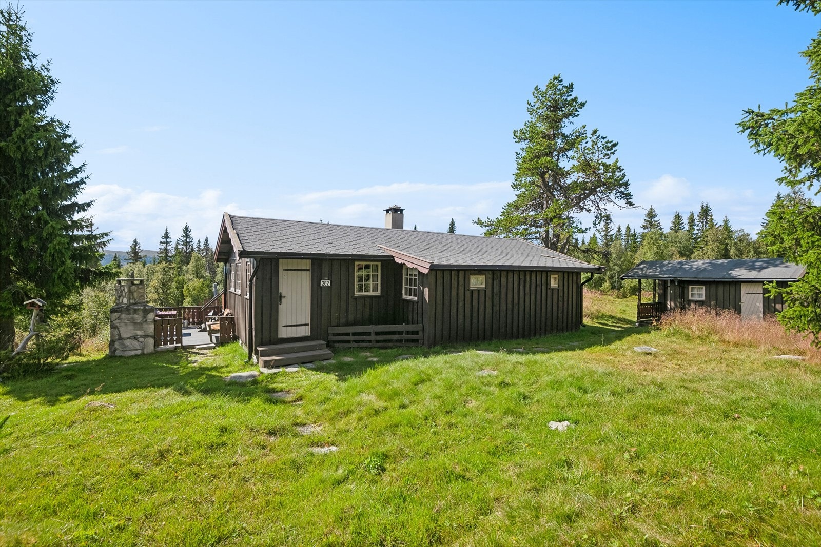 Hytta fra 1975 ligger på romslig tomt på ca. 2 mål. Galleribilde