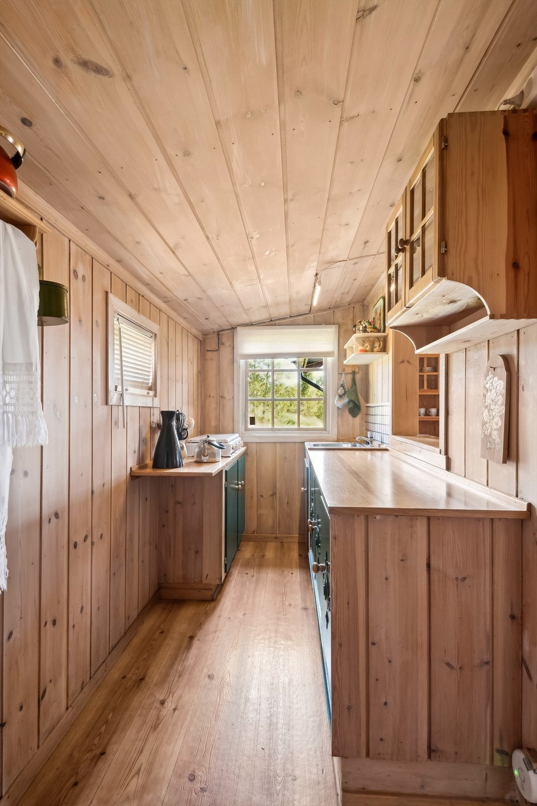 Enkel kjøkkeninnredning med plass til gasskomfyr. Galleribilde