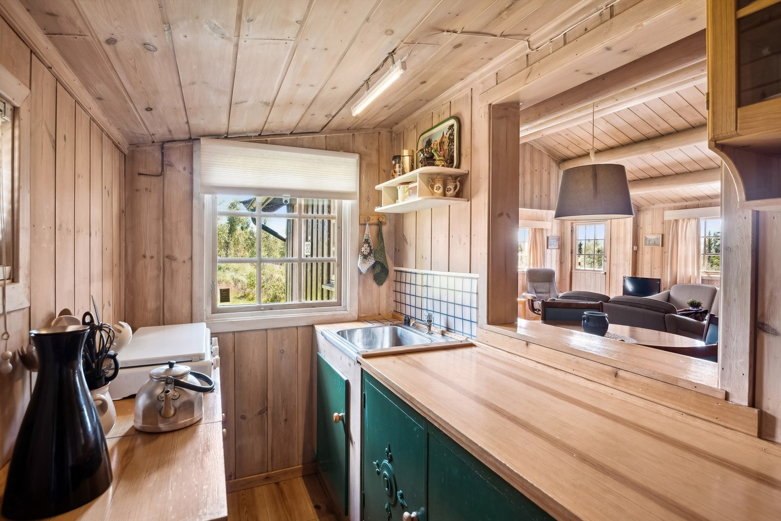 Sjarmerende kjøkkenet med "åpent vindu" i veggen mot stuen. Galleribilde