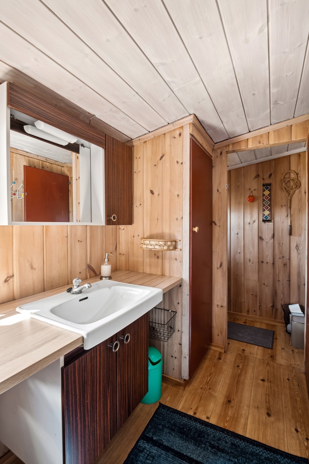 Innenfor er det også rom med enkelt toalett. Galleribilde