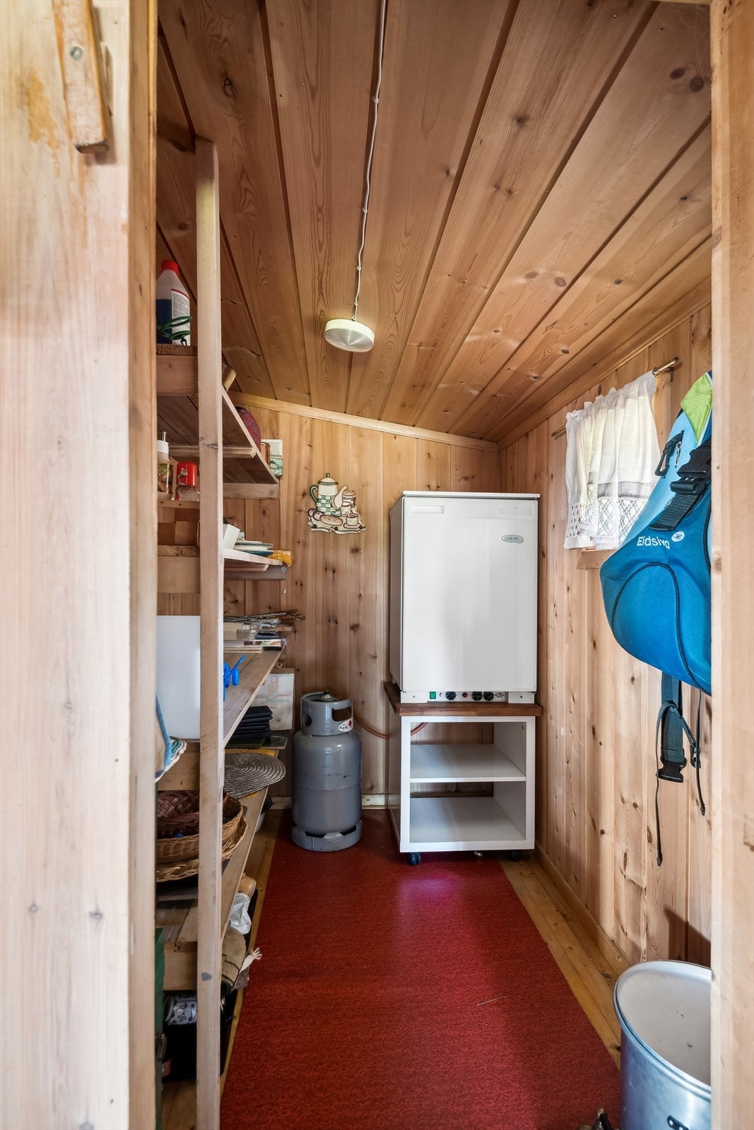 Innenfor kjøkkenet har du bod med god plass til oppbevaring. Galleribilde