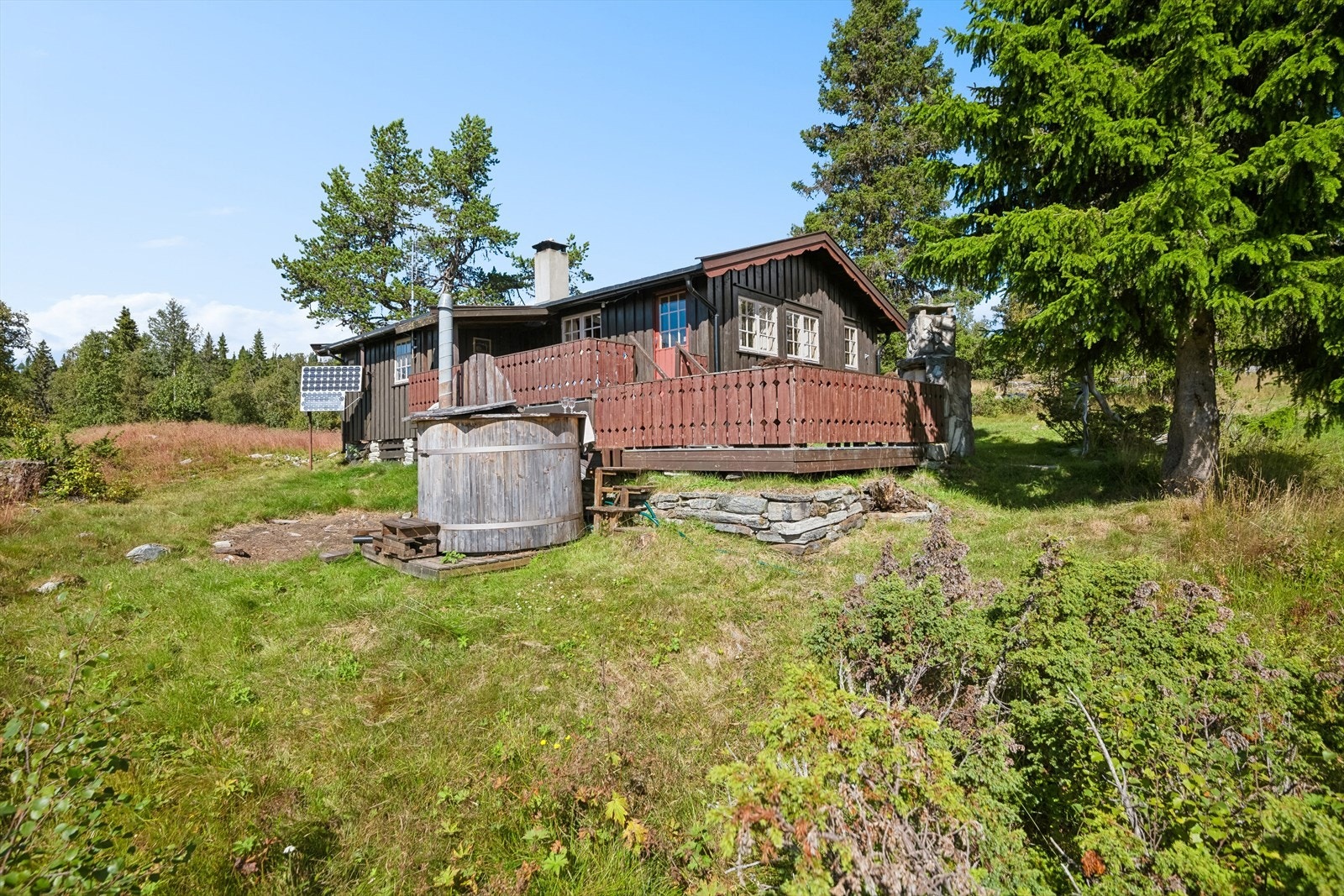 Hytta har i dag strøm fra solcelle, men mulighet for å kobles til strømnett. Galleribilde