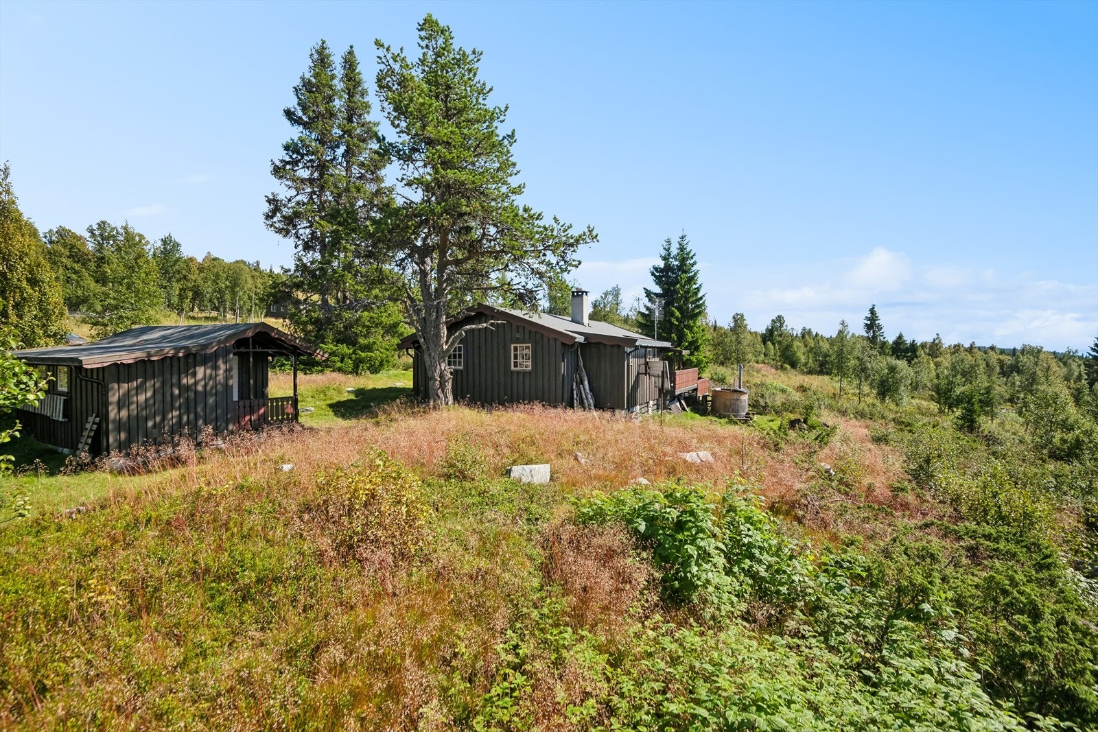 Uthuset har lagringsplass og et rom innredet med sengeplass, se punkt ferdigattest i salgsoppgave. Galleribilde