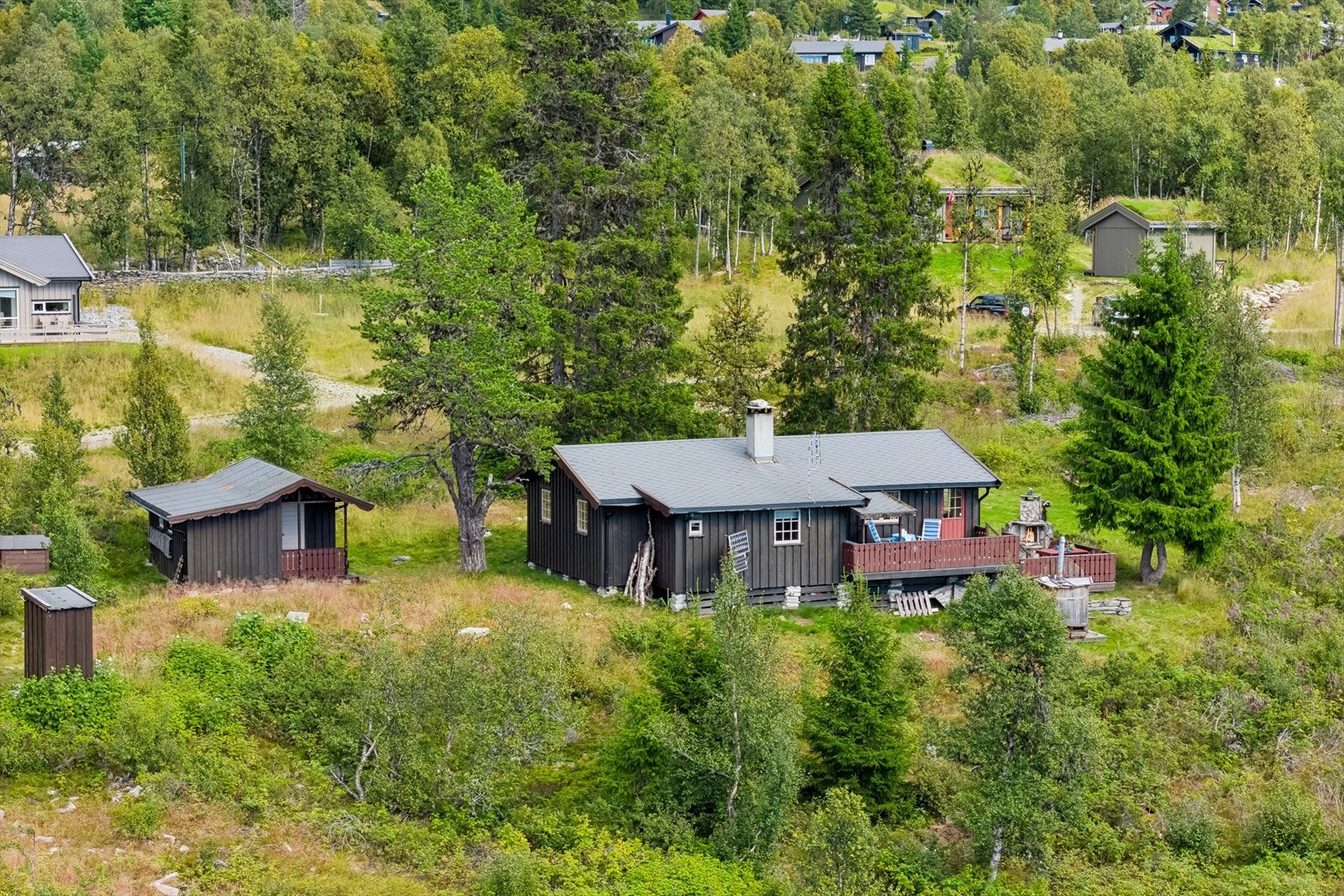 Tomten er festet og ligger fint til i et område med spredt bebyggelse. Galleribilde