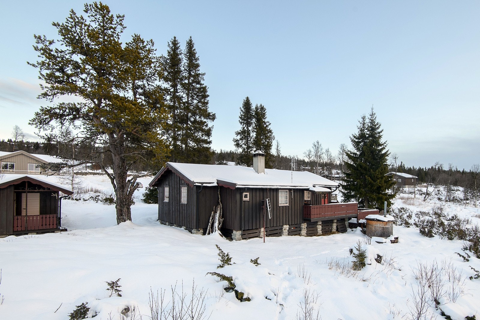 Hytta fra 1975 ligger på romslig tomt på ca. 2 mål. Galleribilde