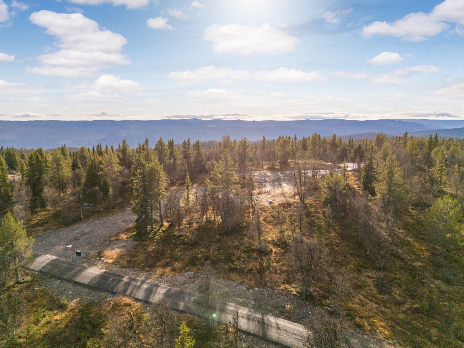 5 min unna med bil ligger Langstølen Kafe som serverer mat og drikke. Galleribilde