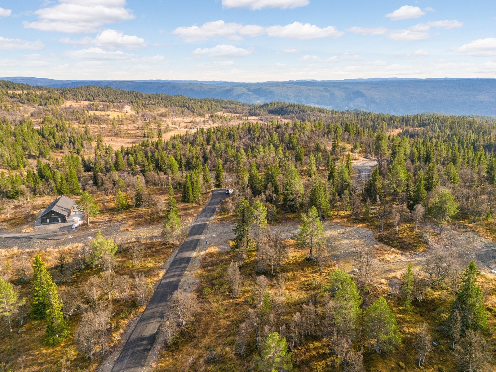 Masse av turmuligheter sommer og vinter. Alt fra sykkelturer i flere sykkelstier, toppturer på nydelige fjell og skiturer i milevis med preparerte løyper. Galleribilde