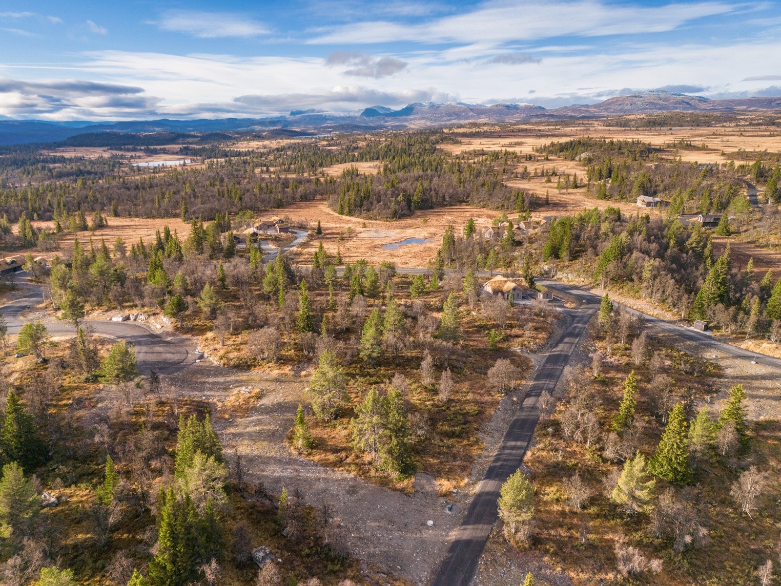 Utsikt mot fjellene i Hemsedal samt fjellrekka på Ål. Galleribilde