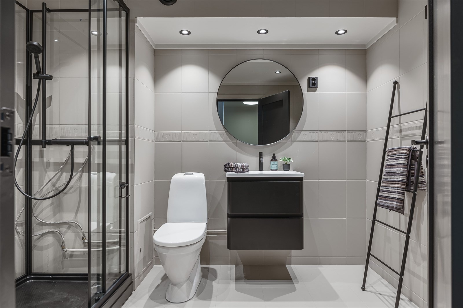 Lekkert bad med innredning og komponenter fra 2024. Galleribilde