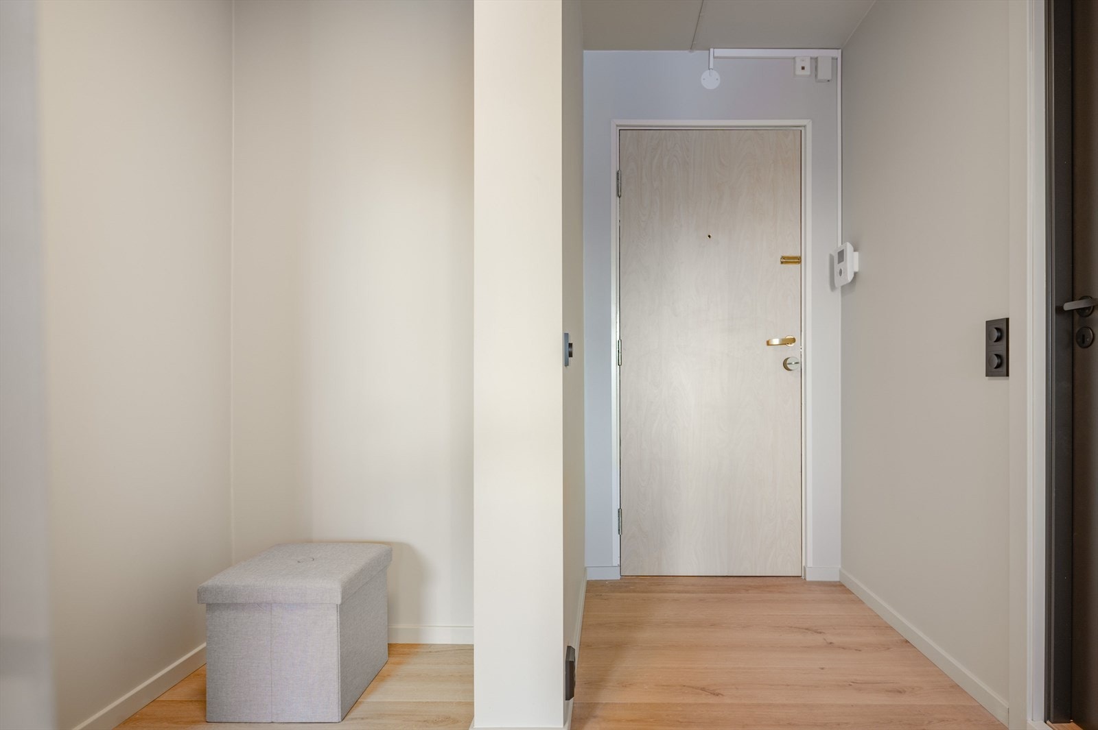 i entreen er det gode muligheter til å henge fra seg yttertøy og etablere garderobeløsing. Galleribilde