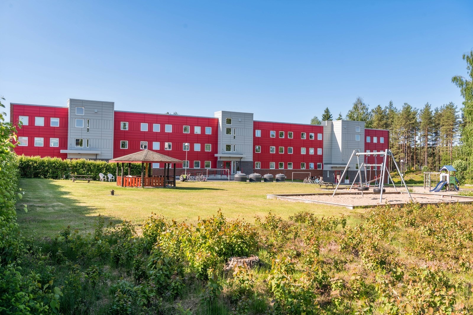 Borettslaget fellesområde er pent opparbeidet med plen og beplantning, samt et lekeområde og flere sitteplasser. Galleribilde