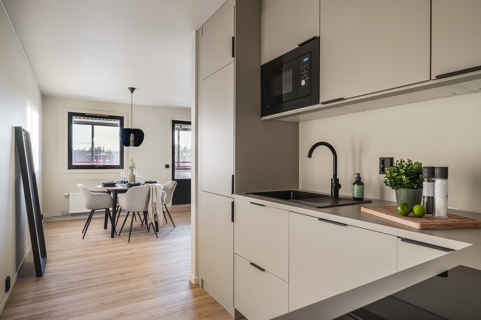 Pent og moderne Ikea-kjøkken med innredning fra 2024. Galleribilde