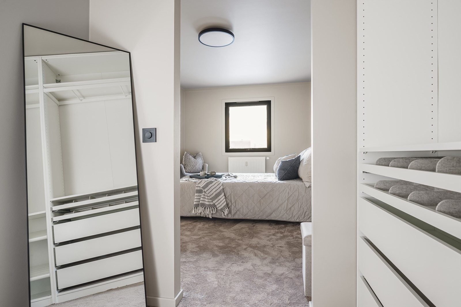 Fra soverommet er det adkomst til praktisk walk-in closet. Galleribilde