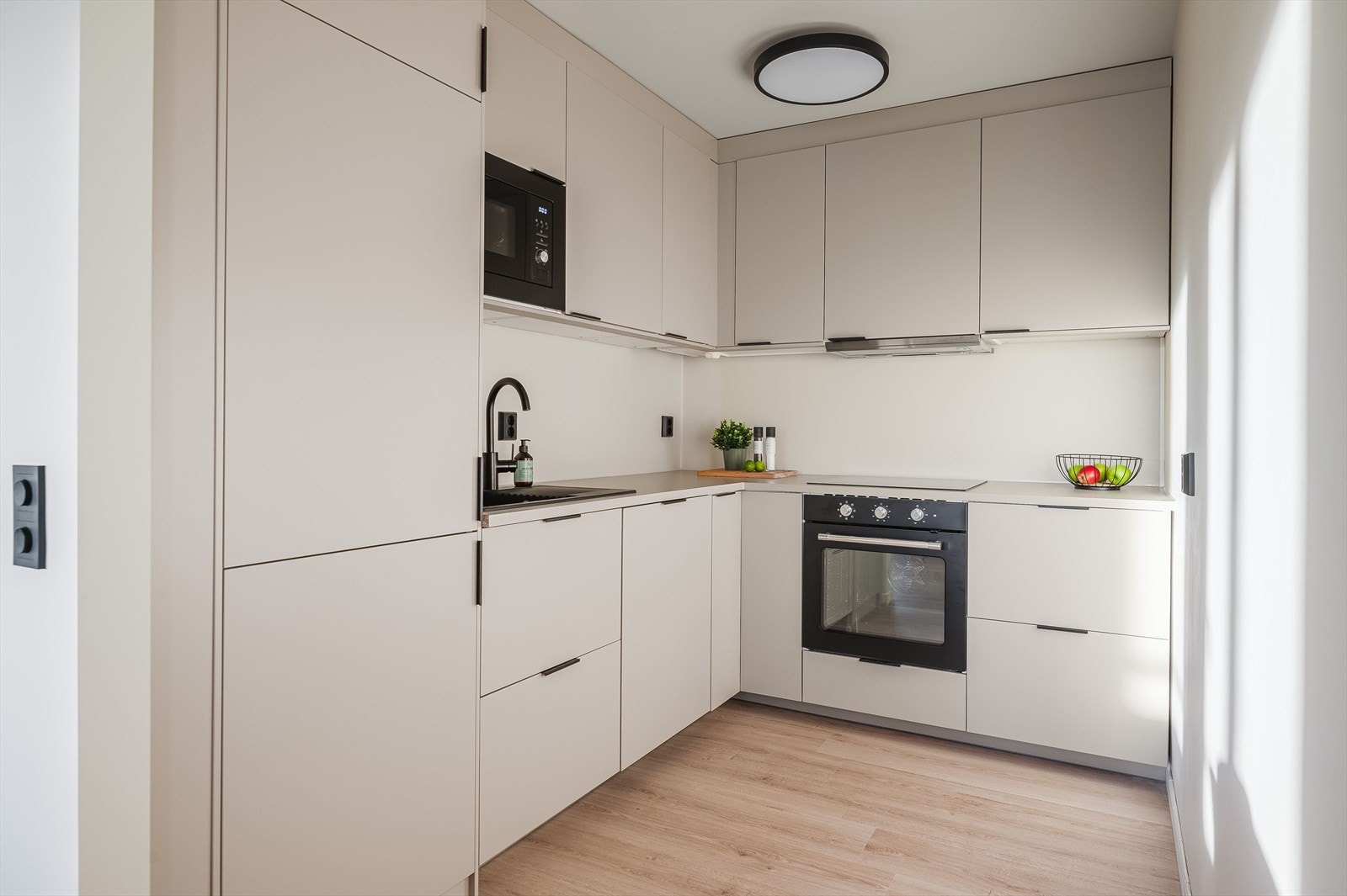 Kjøkkenet har integrerte hvitevarer som koketopp, stekeovn, mikro, oppvaskmaskin og kjøl/frys. Galleribilde