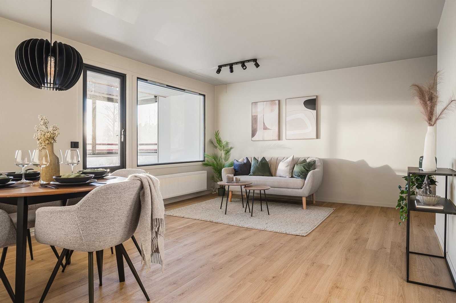 Stuen har adkomst til innglasset balkong. Galleribilde