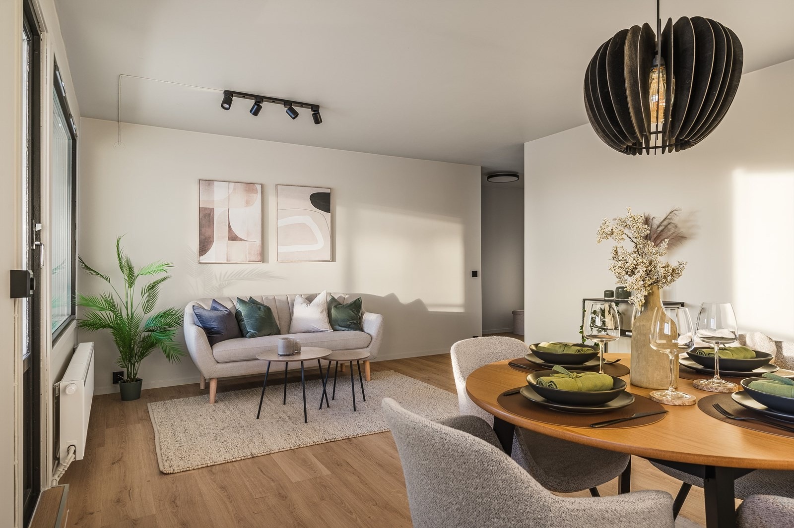 Stuen og lun og koselig, og har god plass til sofakrok og spisebord. Galleribilde