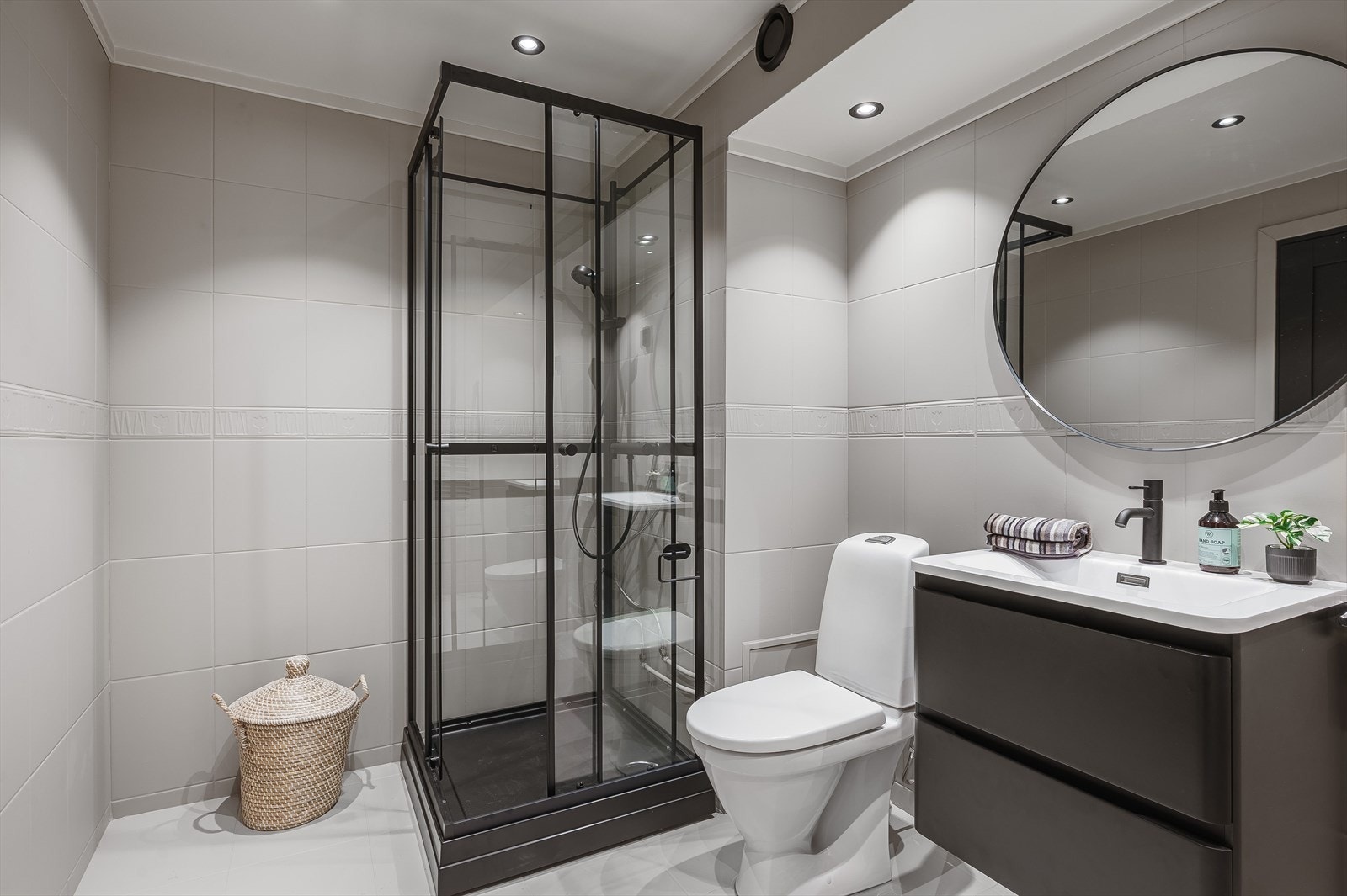 Badet er malt med våtromsmaling på gulv og vegger og det er varmekabler i gulvet. Galleribilde