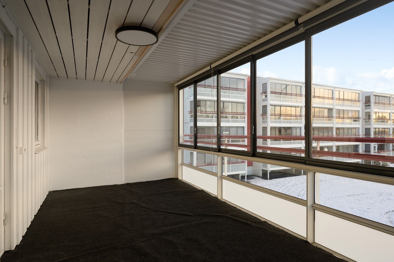 Balkongen er på ca. 16 kvm og har god plass til utemøblement. Galleribilde