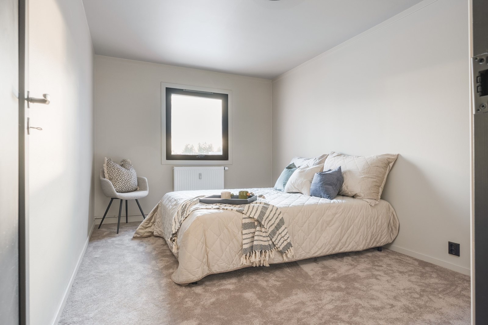 Leiligheten har et soverom, som er malt i lyse farger. God plass til dobbeltseng. Galleribilde