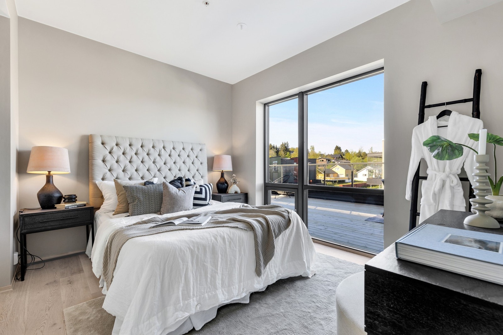 HOVEDSOVEROM | Soverommet er av god størrelse med direkte tilknytning til walk-in closet og bad. Galleribilde