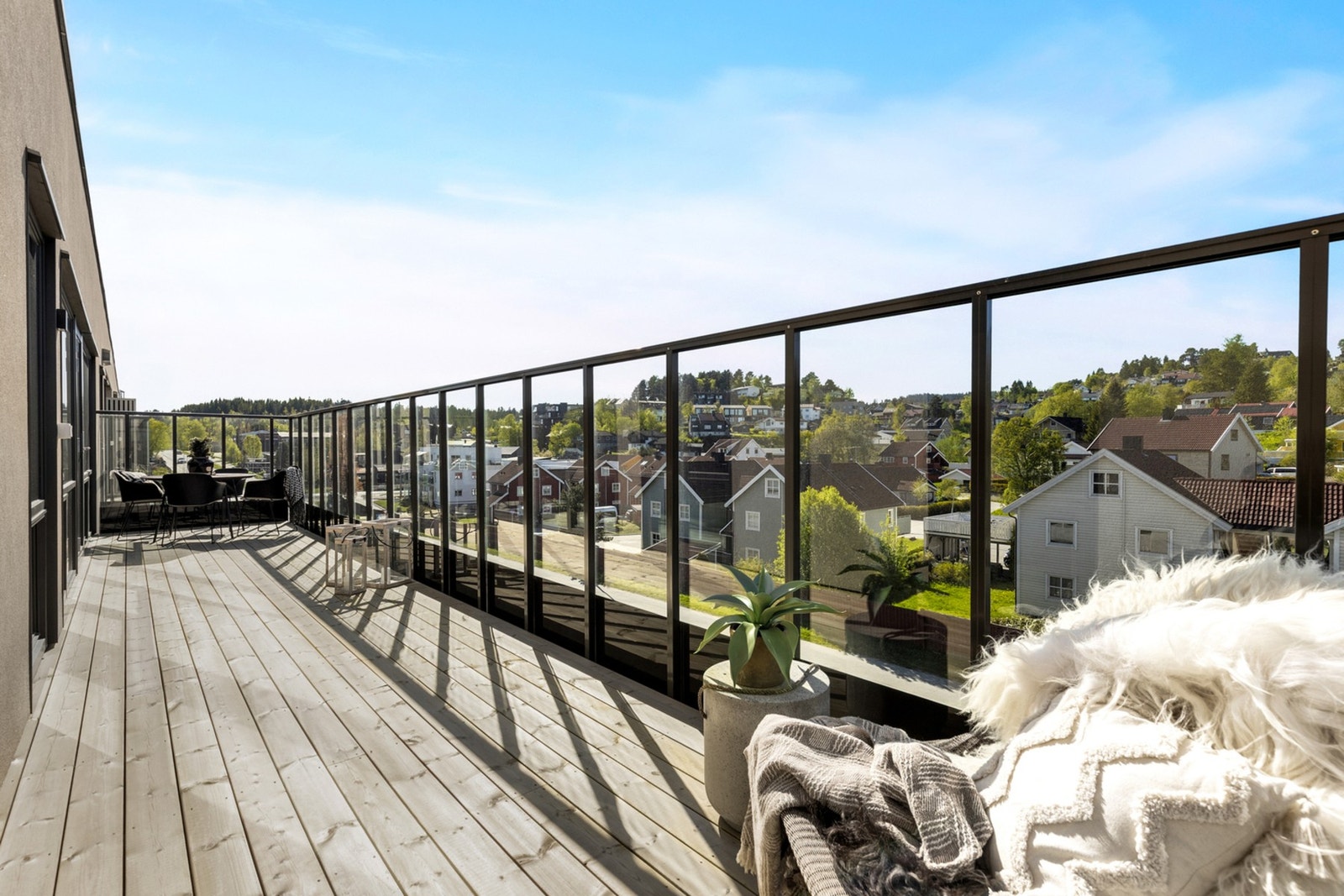 BALKONG | Leiligheten kan ny på en herlig balkong, samt en privat takterrasse Galleribilde