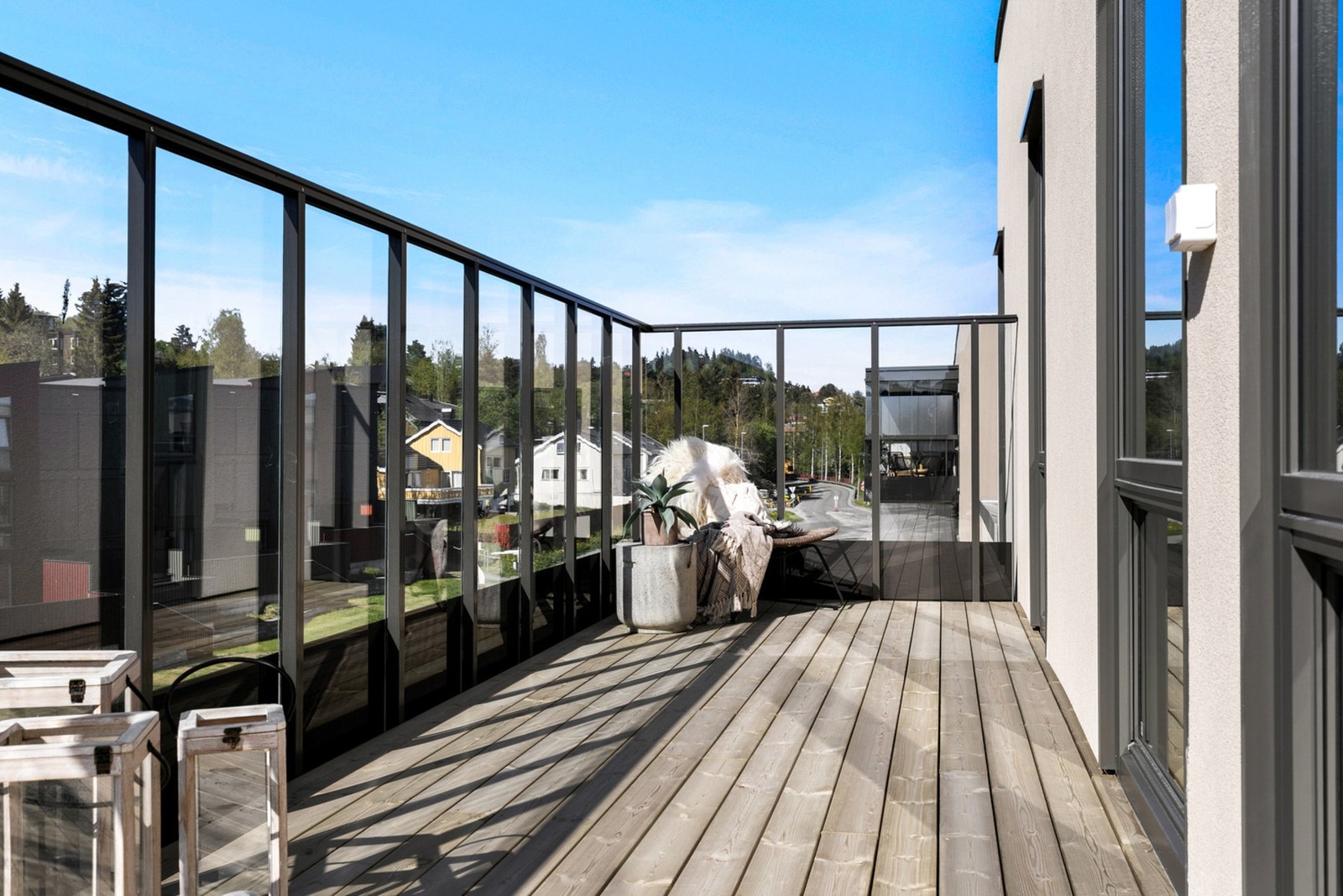 BALKONG | Leiligheten kan ny på en herlig balkong, samt en privat takterrasse Galleribilde