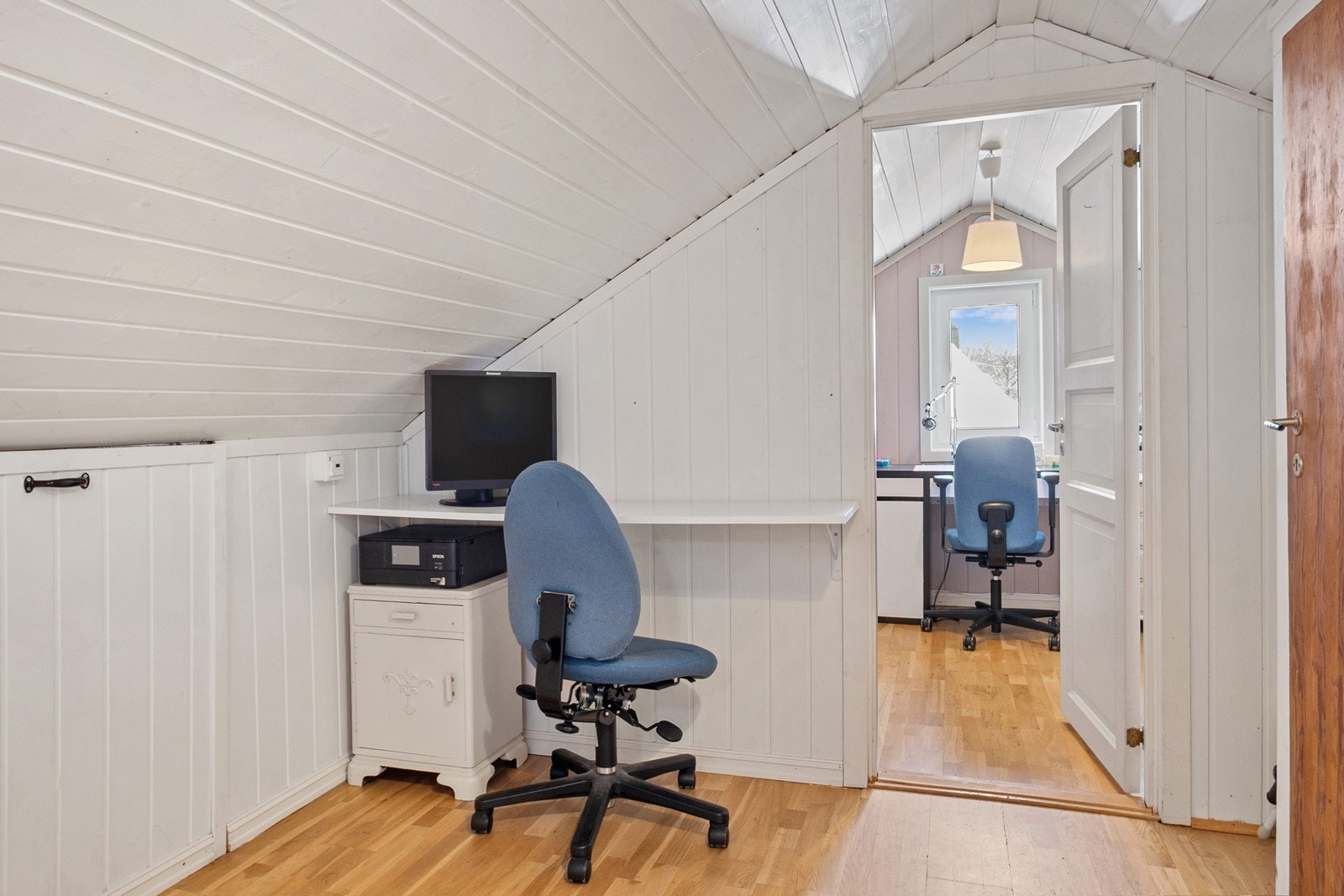Trapperommet i loftsetasje er innredet med kontorpult og det er kneloft på begge sider for lagring. Galleribilde
